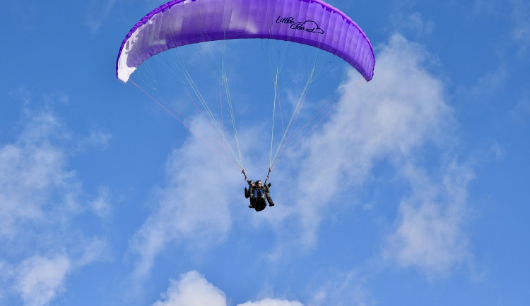 Paraglidista nezvládl start a vážně si poranil hlavu
