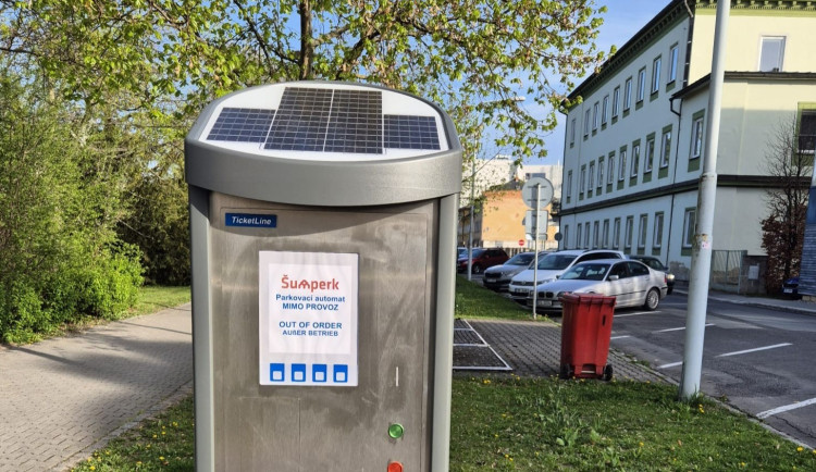 Zmatky v Šumperku. Na startu nové parkovací politiky chybí značky a nefungují automaty