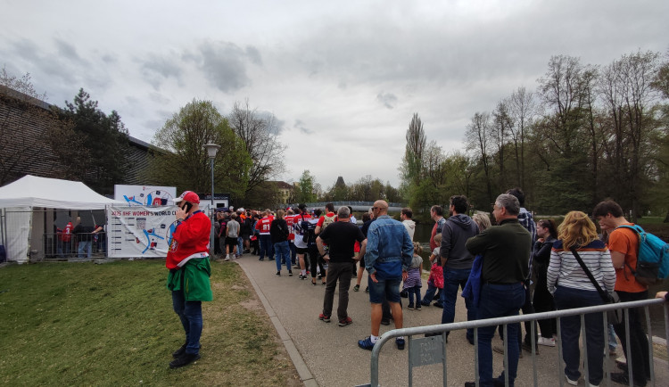 Hokejové mistrovství žen narušila poplašná zpráva o bombě v hotelu