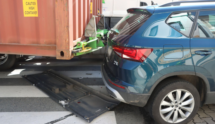 Z nákladního auta se za jízdy v Litovli uvolnil návěs. Poškodil zaparkovaná vozidla