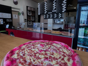 Šmoulí nebo červená. Nabídku v milevské restauraci zpestřily barevné pizzy