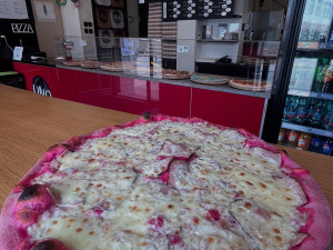 Šmoulí nebo červená. Nabídku v milevské restauraci zpestřily barevné pizzy