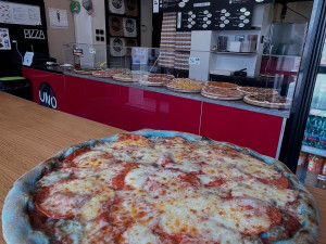 Šmoulí nebo červená. Nabídku v milevské restauraci zpestřily barevné pizzy