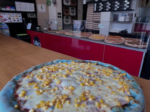 Šmoulí nebo červená. Nabídku v milevské restauraci zpestřily barevné pizzy