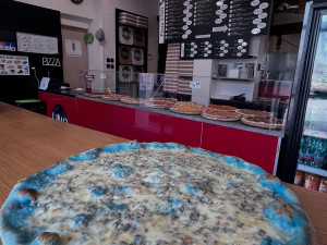 Šmoulí nebo červená. Nabídku v milevské restauraci zpestřily barevné pizzy