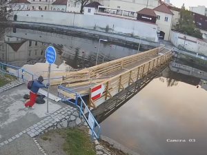 Dopravní značky vyvrátil ze země a hodil do řeky. Vandala ale natáčela městská kamera