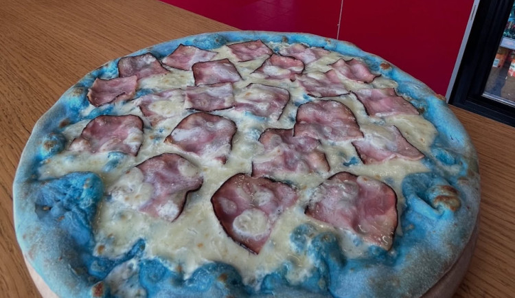Šmoulí nebo červená. Nabídku v milevské restauraci zpestřily barevné pizzy