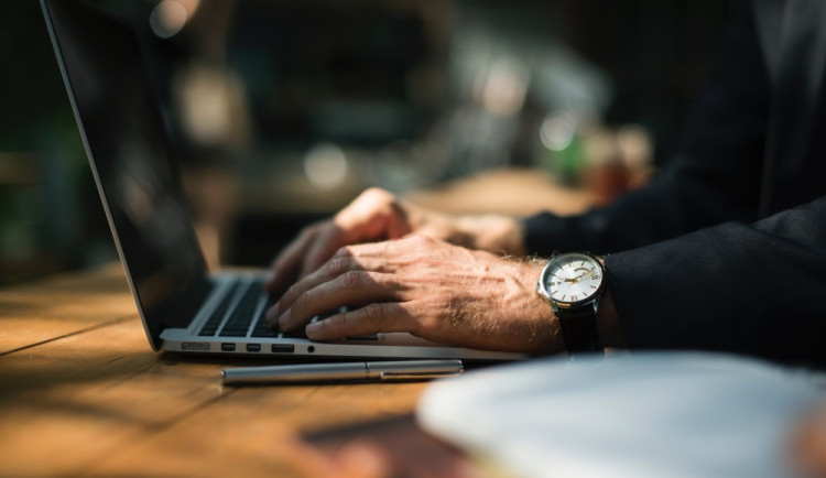 Muž ze Šternberska zpanikařil kvůli napadenému účtu. Přišel o dvě stě tisíc korun