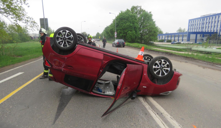 Na křižovatce ve Zborovské bourala dvě auta, jedno skončilo na střeše
