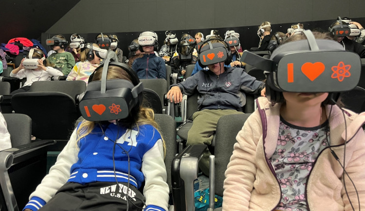 Místo kroužkování ptáků si děti prohlédly Temelín ve virtuální realitě.