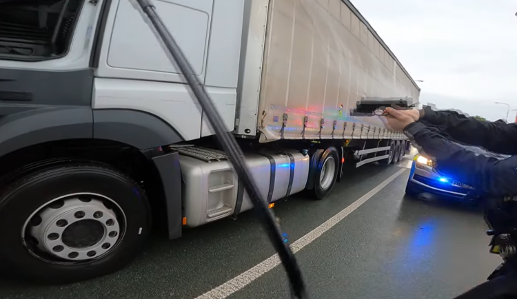 Řidič kamionu pod vlivem nechtěl zastavit. Pomohla až namířená zbraň
