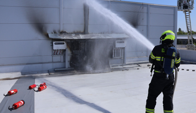 Hasiči v Olomouci likvidovali požár technologie solární elektrárny. Škoda je milion korun