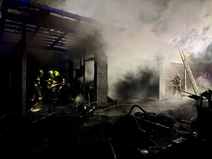 Požár garáže způsobila závada na sekačce. Škoda je skoro milion korun