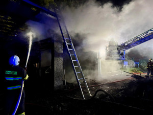 Požár garáže způsobila závada na sekačce. Škoda je skoro milion korun