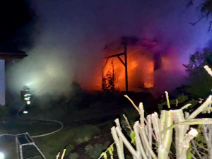 Požár garáže způsobila závada na sekačce. Škoda je skoro milion korun