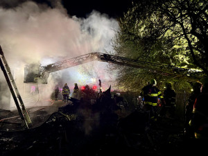 Požár garáže způsobila závada na sekačce. Škoda je skoro milion korun