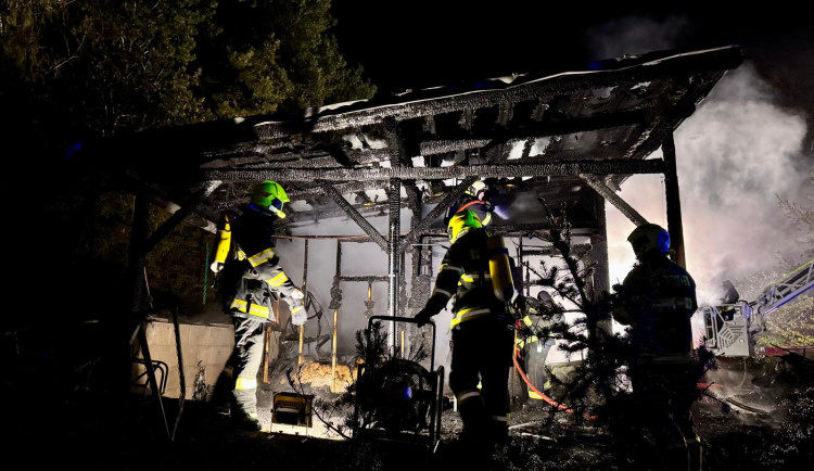 Požár garáže způsobila závada na sekačce. Škoda je skoro milion korun