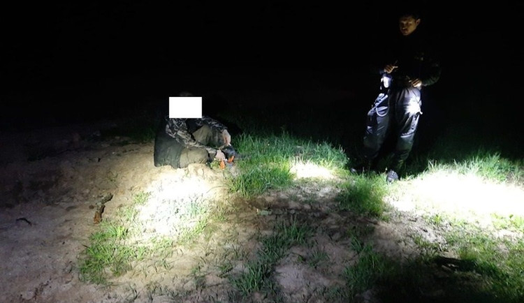 Policie dopadla čtyři kopáče vltavínů. Jeden se více než rok vyhýbal vězení