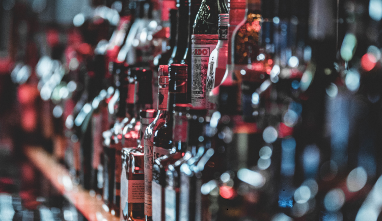 Muž ukrad dvě lahve koňaku. Nezkrotná žízeň ho může stát tři roky vězení