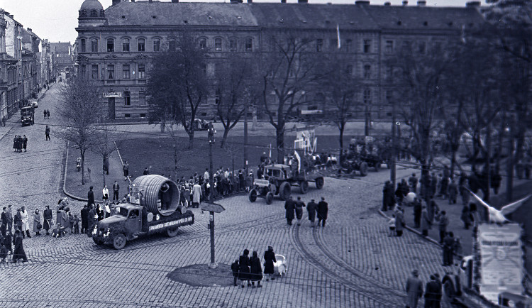 DRBNA HISTORIČKA: Májového průvodu se v roce 1957 zúčastnilo přes 66 tisíc lidí