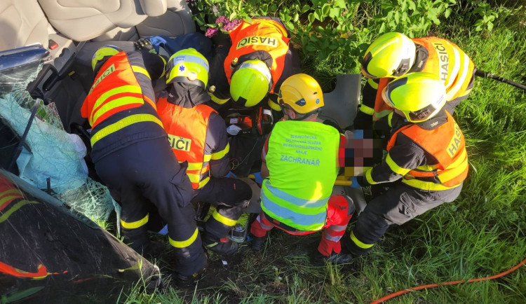 Vážná dopravní nehoda v Klimkovicích. Řidič byl v ohrožení života