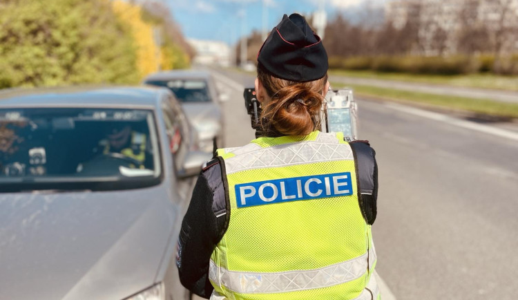 Muž ukradl popelnici. Přijel si pro ní autem, které nesměl řídit