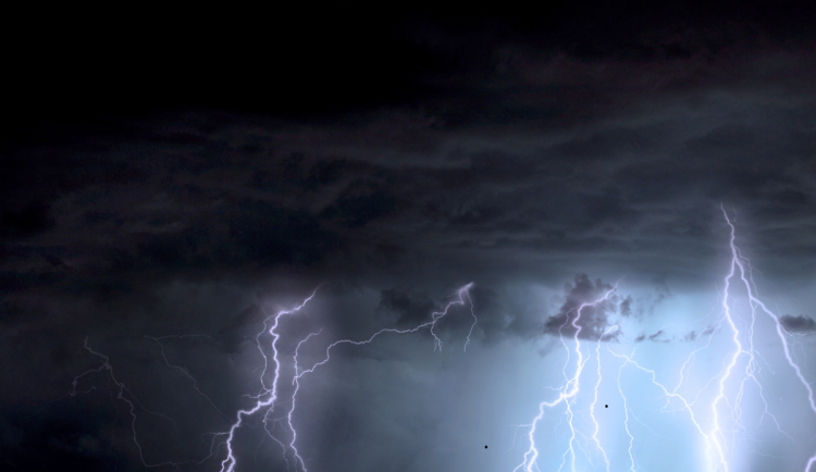 Během dne se mohou přes hradecký kraj prohnat silné bouřky