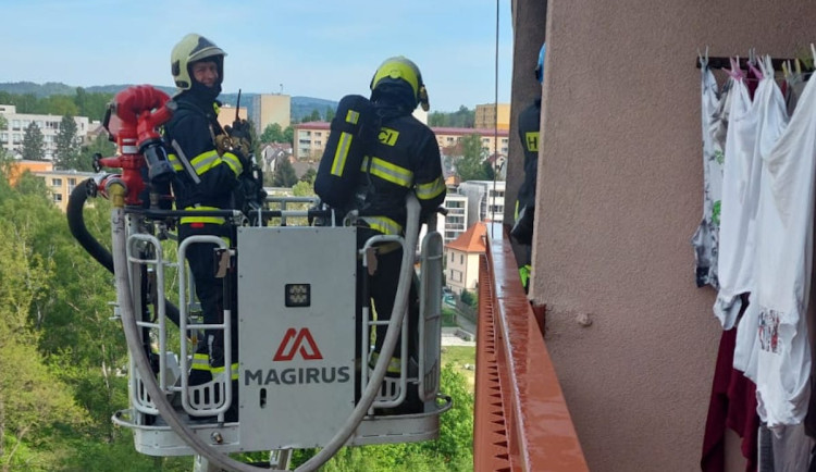 Požár v paneláku v libereckých Pavlovicích. Hasiči zachránili několik koček a koťat