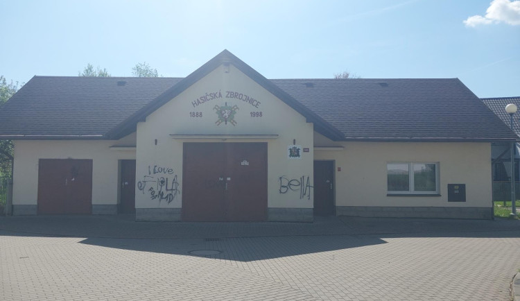 Sprejer řádil v Albrechticích. Poškodil hasičskou zbrojnici i okolí