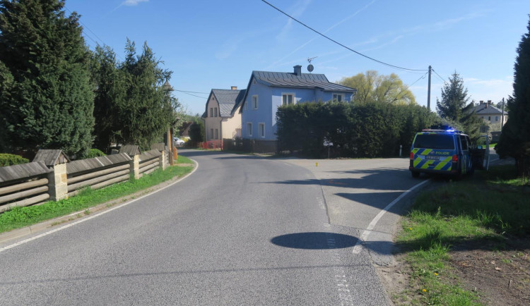 Cyklista na elektrokole nezvládl průjezd křižovatkou a narazil do auta. Od nehody ujel