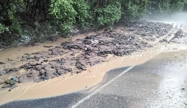 Silné bouřky na Přerovsku. V několika obcích zasahují hasiči