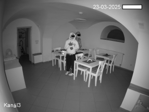 Zloději vykradli pekařství v centru Budějovic. Policie pátrá po dvou mladících