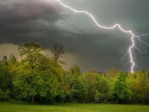 Meteorologové upravili výstrahu, dnešní bouřky mohou zasáhnout i Jihočeský kraj