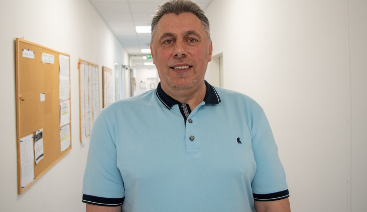 Nádor v jazyku mu odstranil robot. Za měsíc už byl muž zpět v práci