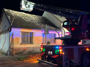 Popadané stromy a poničené střechy, hasiči sčítají škody po bouřce