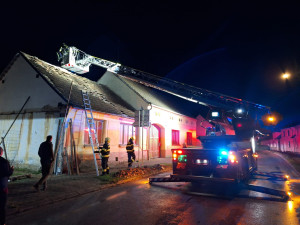 Popadané stromy a poničené střechy, hasiči sčítají škody po bouřce