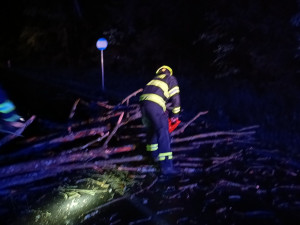 Popadané stromy a poničené střechy, hasiči sčítají škody po bouřce