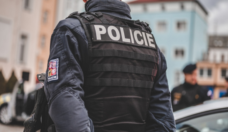 V jablonecké škole někdo nahlásil bombu. Děti i zaměstnance policie evakuovala