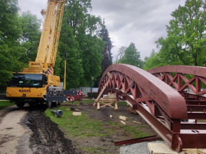 Na Sokolák se vrátí opravená dřevěná lávka. Projdete se po ní už v pátek
