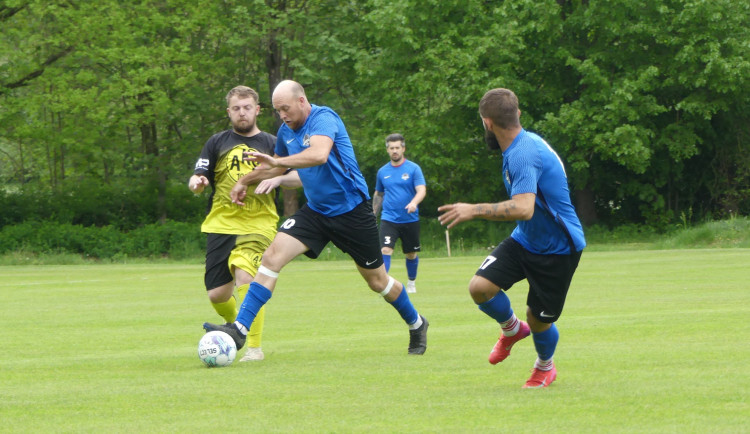 Duel Strýčic s Dívčicemi.