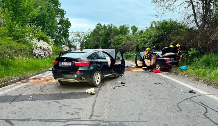 Vážná nehoda v Petřkovicích. Při srážce dvou aut se zranilo pět lidí