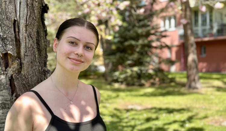 Technické obory tu nejsou jen pro kluky, mladá lakýrnice je toho jasným důkazem