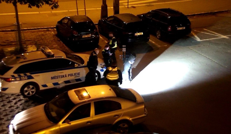 Podezřelého odhalila obsluha kamerového systému. Místo občanky nabídl kladivo a drogy