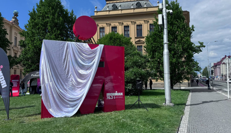 Do Hradce se vrátilo ikonické emko. Odpočítává dny do startu závodu IRONMAN 70.3