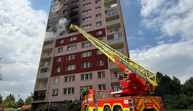 Výbuch a požár v panelovém domě v ostravské Dubině. Příčinou by mohla být elektrokoloběžka