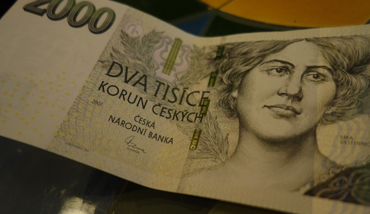 Falešný policista ošálil ženu ze Šumperska. Vybrala statisíce a poslala je podvodníkům