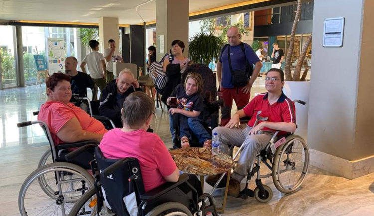 Z domova k moři i letos. Vozíčkáři z Hořic chystají cestu do Piešťan, shánějí finance