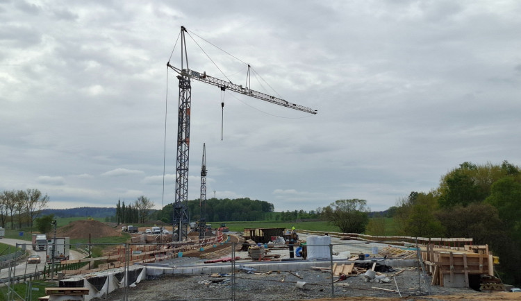 Řidiči od pondělí neodbočí ze silnice I/3 u Dolního Dvořiště na Vyšší Brod. Musí objížďkou