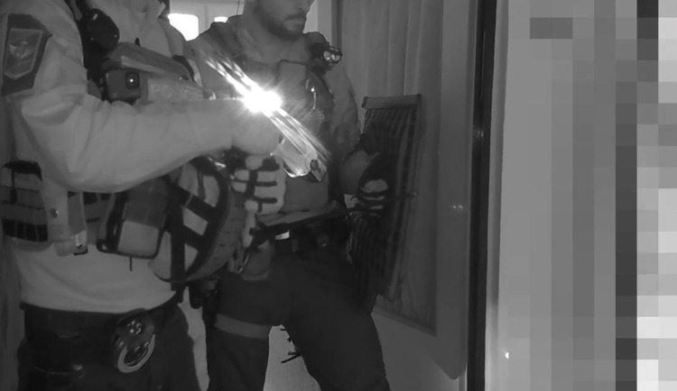 Psychiatrický pacient se sekerou v ruce ohrožoval sebe i matku. Do akce šla policie