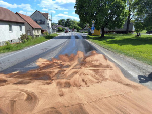 V Přísečné vyteklo na ulici 1000 litrů nafty, dostala se i do kanalizace
